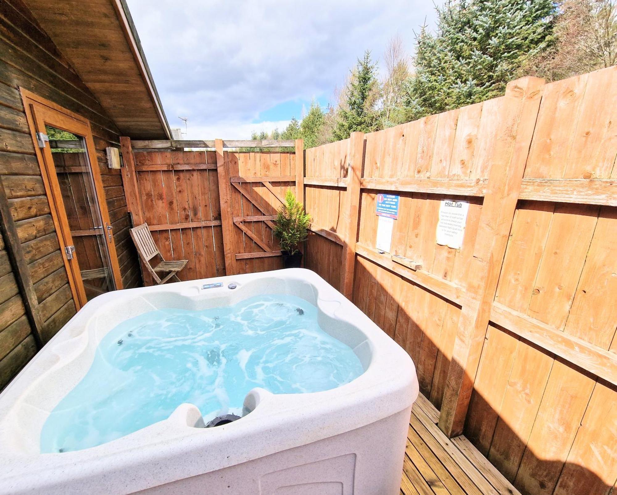 Villa Ochil 10 With Private Hot Tub - Fife - Loch Leven - Lomond Hills Kelty Exterior foto